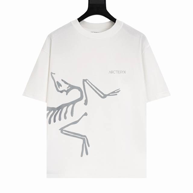 得物包装 Arc'Teryx 始祖鸟24Ss侧身大logo印花拼接短袖t恤 采用60支双股，270G全棉面料。上身透气，绝不起球，手感柔软舒适，全衣平车走线立体