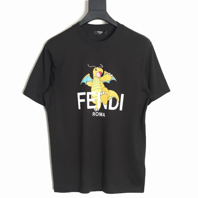 Fendi X Frgmt × Pokemon 芬迪 宝可梦小火龙短袖t恤 采用300克丝光双面面料，1*1罗纹，绒面发泡印花，整件成衣总共用了12张菲林，印完