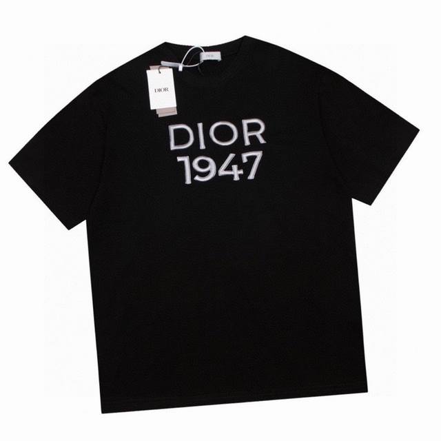 迪奥 Dior 夏季新款高端品质 经典1947图案字母饱满绣花圆领短袖t恤，采用定制定染高克重面料，洗水完高达280G纯棉双纱面料，面料柔软舒适且不变形，宽松o