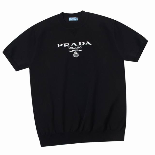 普拉达 Prada 夏季新品 经典字母logo圆领针织短袖 精梳棉质纱线针织纺棉布面料制作，纯棉的高克重特殊纱，掂起来手感份量十足，上身也比普通t更加有质感，这