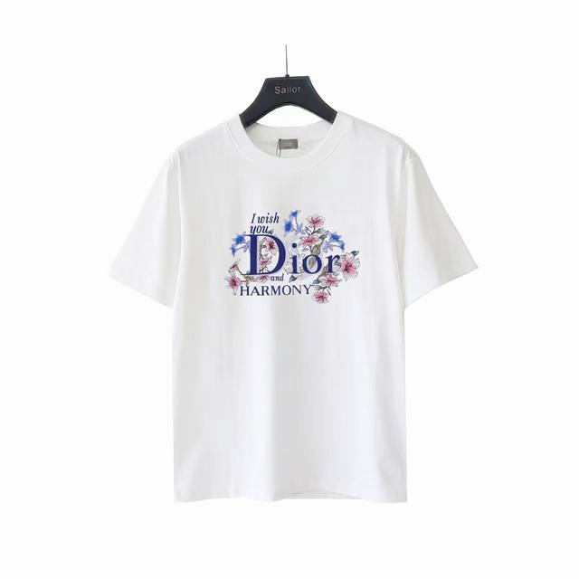 实拍细节图+尺码表 Dior 迪奥 经典logo花卉印花短袖 棉质平纹面料 这款t 恤饰以本季主打 D**R 图案，以缤纷花朵装点品牌标志。超大版型舒适百搭。采