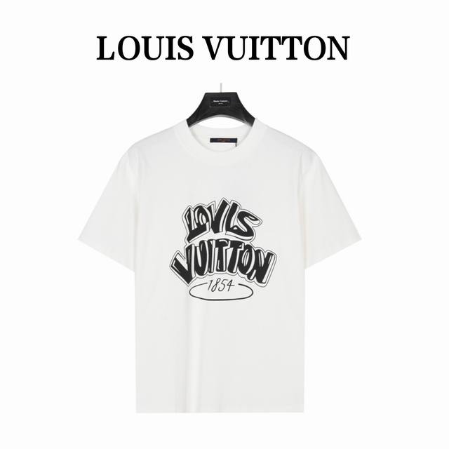 Louis Vuitton 路易威登 字母logo立体绒面发泡印花短袖t恤 简约宽松的版型结合纯色的效果， 自然的凸显出高级质感，经典的黑色，胸前经典的专属an