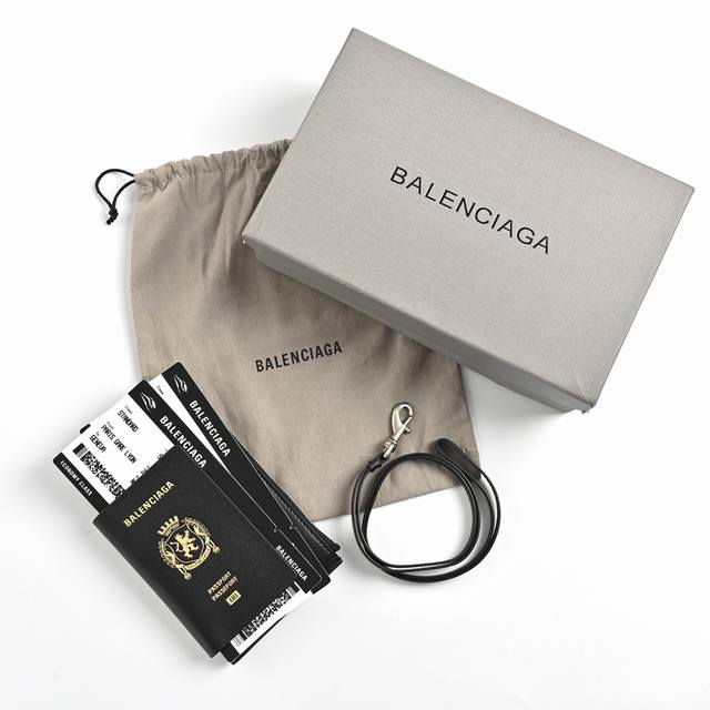 Balenciaga 巴黎世家护照包飞机票钱夹包 背带可拆斜 挎肩带拉链开合 哑光纹理牛皮革 可斜挎，可挂脖，可玩性高，手机，充电宝，口红等小杂物都可完美收纳