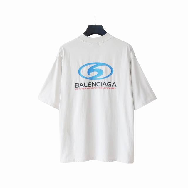 实拍细节图+细节图 巴黎世家balenciaga 冲浪logo直裂印花短袖 肩部车线平直 采用双压线工艺 肩膀处内里带压条 重磅顶级纯棉双纱面料 袖子以及下摆采