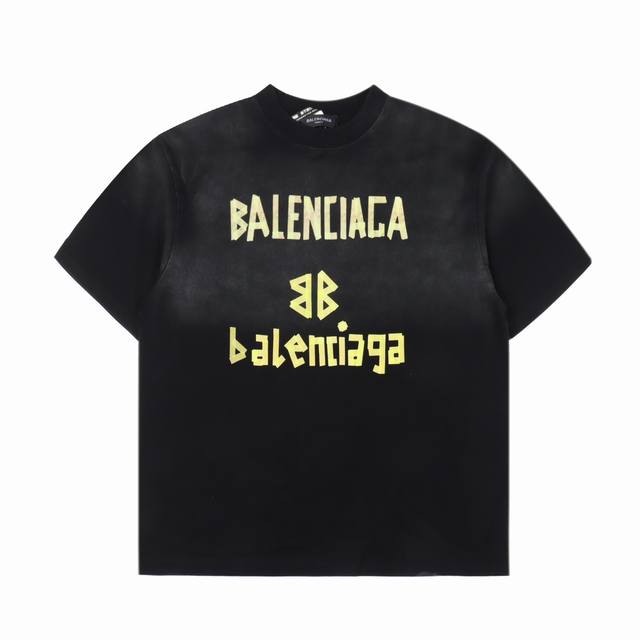 Balenciaga巴黎世家 胶带短袖 原版衣服都是做过喷马骝工艺 买现成布颜色会不均匀 出现一条一条很明显的痕迹 印花细节比较多需要一点点抠 从打色到上肤面浆