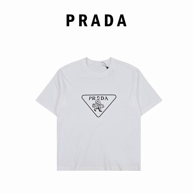 Prada普拉达24Ss三角标印花圆领短袖 专柜在售短袖t恤， 数码印花采用进口水墨材质，做到久洗不开裂，区别于普通的印花 T 恤，三标齐全，定织260克60支 - 点击图像关闭
