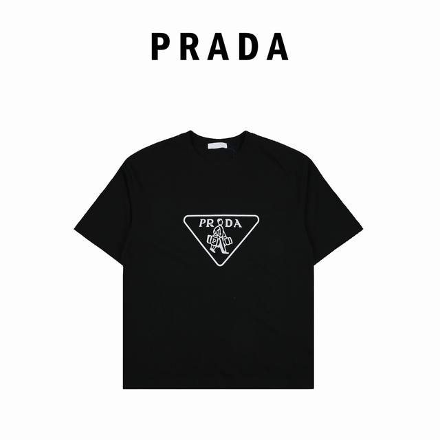 Prada普拉达24Ss三角标印花圆领短袖 专柜在售短袖t恤， 数码印花采用进口水墨材质，做到久洗不开裂，区别于普通的印花 T 恤，三标齐全，定织260克60支