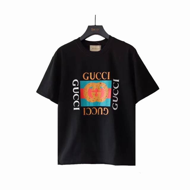 实拍细节图 +尺码表 Gucci 古驰 24Ss经典方块康丽直喷印花t恤 选用客供定制针织 %纯棉面打造,面料手感细腻，厚实有质感的纯棉布 高密度的机织工艺，如