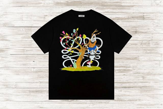 爆款上新☆ 轻奢推介 Loewe 罗意威24Ss限定款大树熊猫短袖t恤 潮人必备的时尚单品，自带艺术氛围的数码印花效果，独特的设计及放肆的颜色搭配，让你轻松成为