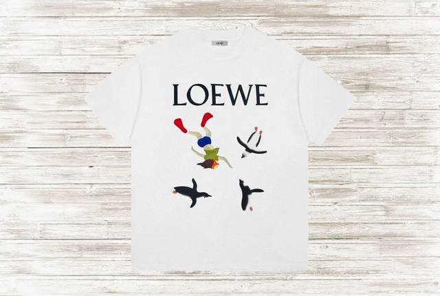 爆款上新☆ 轻奢推介 Loewe 罗意威24Ss限定款小企鹅短袖t恤 潮人必备的时尚单品，自带艺术氛围的数码印花效果，独特的设计及放肆的颜色搭配，让你轻松成为
