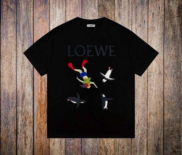 上新★轻奢推介 Loewe 罗意威24Ss限定款小企鹅短袖t恤 潮人必备的时尚单品，自带艺术氛围的数码印花效果，独特的设计及放肆的颜色搭配，让你轻松成为 街头时