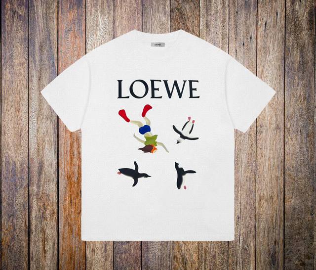 上新★轻奢推介 Loewe 罗意威24Ss限定款小企鹅短袖t恤 潮人必备的时尚单品，自带艺术氛围的数码印花效果，独特的设计及放肆的颜色搭配，让你轻松成为 街头时