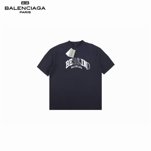 Balenciaga 巴黎世家 破洞水洗补丁短袖 Yb定织定染面料、颜色 印花、版型 辅料 面料采用进口机器织造而成，布面纹路的独特性创造出完美的成衣效果 面料