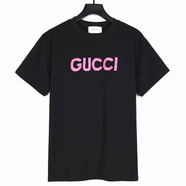 上新 Gucci 古驰24Ss 新款粉色字母刺绣短袖t恤 定制260克全棉双纱紧密爽滑面料，布面干净，布纹清晰，手感非常细腻扎实，更加力挺 -万针刺绣工艺，进口