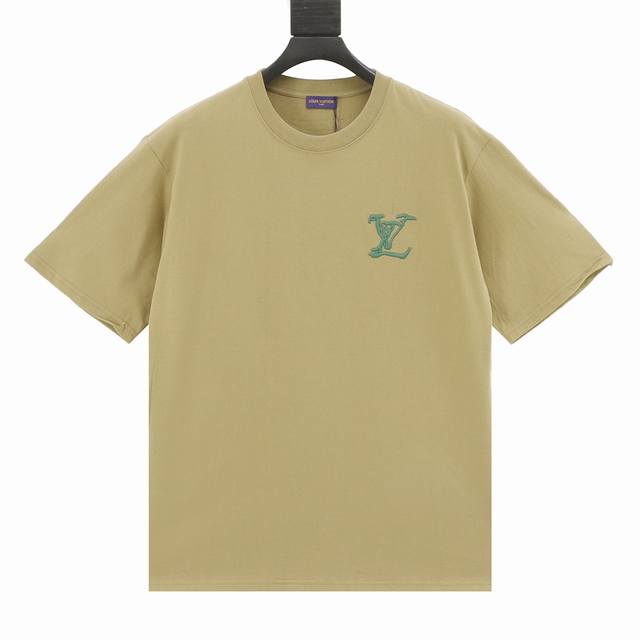 Louis Vuitton 路易威登 胸前重工刺绣logo短袖 反袖设计，立体logo刺绣工艺在胸前醒目呈现绿色字母图案， 后背采用黄色logo标签，满满的路易
