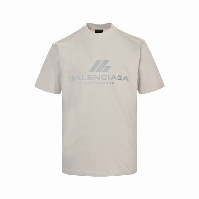 Balenciaga 巴黎世家 24Ss Fall运动系列3M反光字母短袖 复古平纹针织面料、大廓形版型、圆领短袖、正面和背面饰以艺术作品印花、做旧效果。采用1