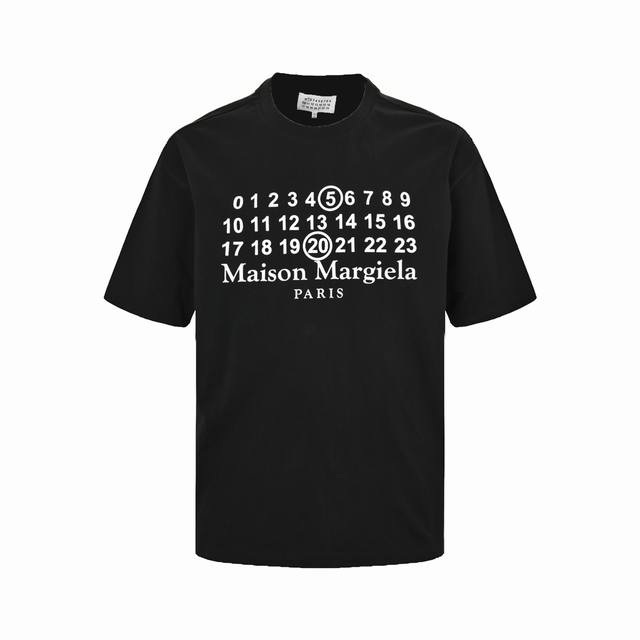 Maison Margiela 马吉拉 24Ss 数字520字母印花短袖 数字作为maison Margiela的标志性语言，将神秘具象化，为日常符号赋予时装意