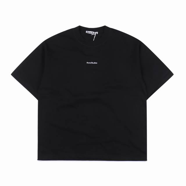 Acne Studios 24Ss 小字母短袖t恤 选用280G双纱面料 定染高密螺纹 成衣水洗质感十足 正面为笑脸贴布绣花 背部领子笑脸刺绣 拼接处均为三针五