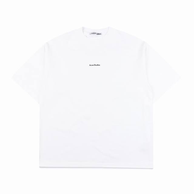 Acne Studios 24Ss 小字母短袖t恤 选用280G双纱面料 定染高密螺纹 成衣水洗质感十足 正面为笑脸贴布绣花 背部领子笑脸刺绣 拼接处均为三针五