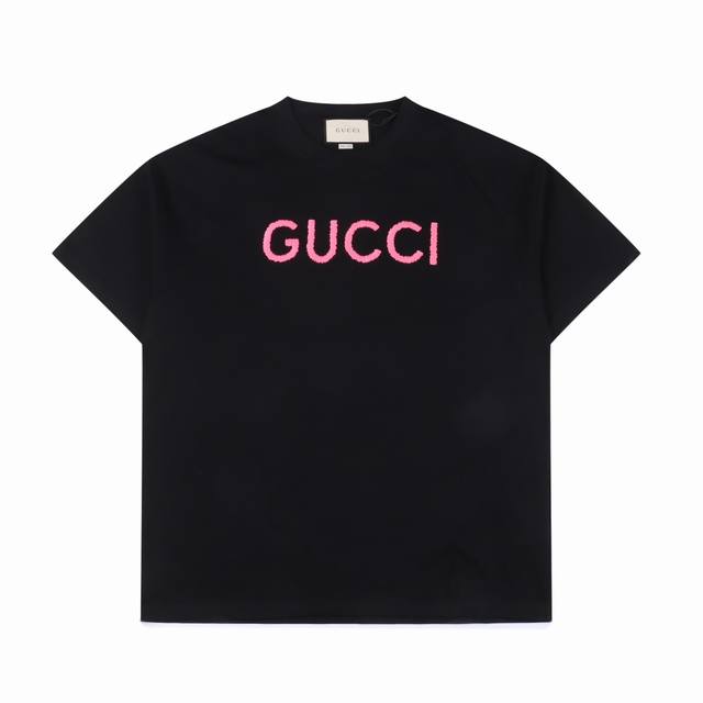 Gucci 古驰 24Ss 粉色刺绣字母短袖 独家定制32支双股双纱280G纯棉面料。肤感盖面圆领t恤，1-1工艺制作，螺纹增加到2.7不变形，宽松oversi