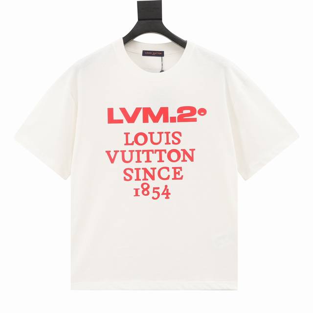 Louis Vuitton 路易威登 红字母短袖t恤 面料采用定制240G 26支特滑双股精棉平纹高密无尘全棉布料。前幅高密度加厚，走线平整，代工品质，全套定制