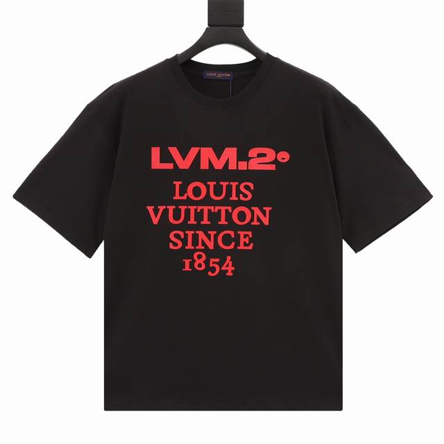 Louis Vuitton 路易威登 红字母短袖t恤 面料采用定制240G 26支特滑双股精棉平纹高密无尘全棉布料。前幅高密度加厚，走线平整，代工品质，全套定制