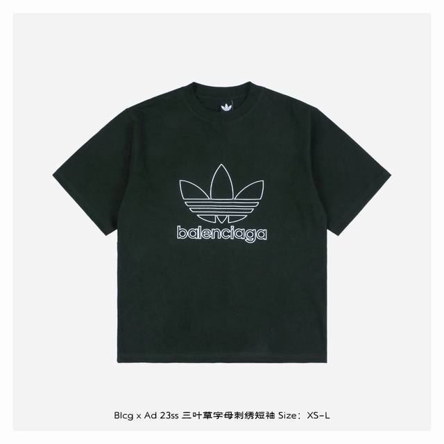 Balenciaga X Adidas联名 23Ss 三叶草字母刺绣短袖 采用16支精梳赛络纺平纹布对板环保硫化染色，成衣克重330克，无尘烧毛加食毛工艺，确保