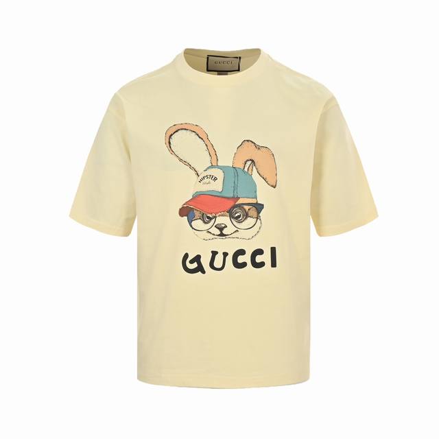 Gucci 古驰 24Ss 兔子印花短袖 顶级高版本260克60支双纱纯棉面料数码印 复古标识从80年代的印花汲取灵感。这款短袖针织棉t恤巧妙运用g创星说 G