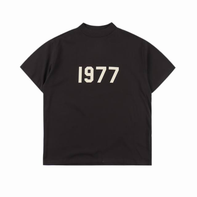 Fear Of God Fog复线essentials 1977植绒印花短袖t恤 新款复线面料采用240G活性双股精梳棉 黑色依然延续了去年复线的青黑色 胸口l