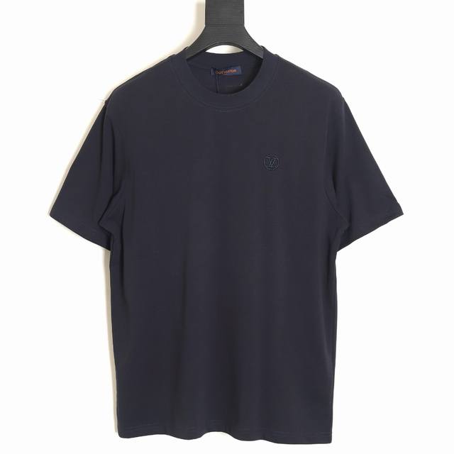Louis Vuitton Lv 路易威登 经典胸口刺绣小标短袖 藏蓝 非常简洁，高级的一款基础款体恤，衣服整体没有大的印花图案，Logo，仅在胸口点缀一个lv