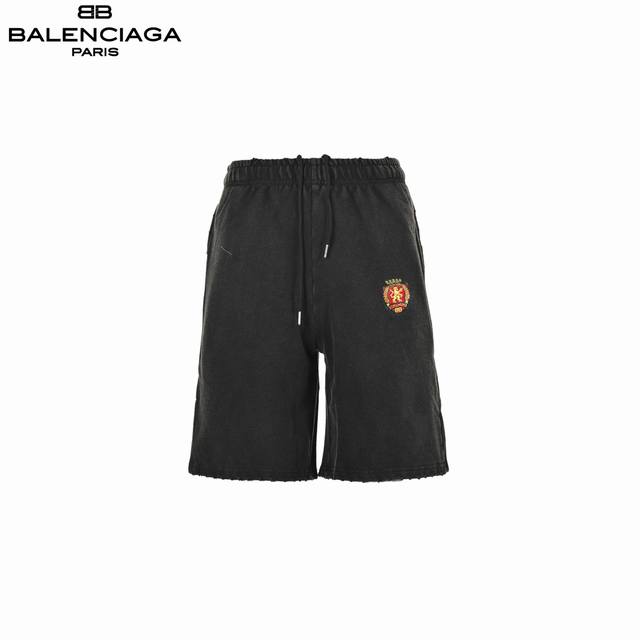 Balenciaga 巴黎世家 曼联徽标做旧破洞短裤 采用订色订染毛圈纯棉卫衣面，420G双股双纱，手感舒适 进口针织针梳棉进行制作，厚度适中，有垂感又有轮廓型 - 点击图像关闭