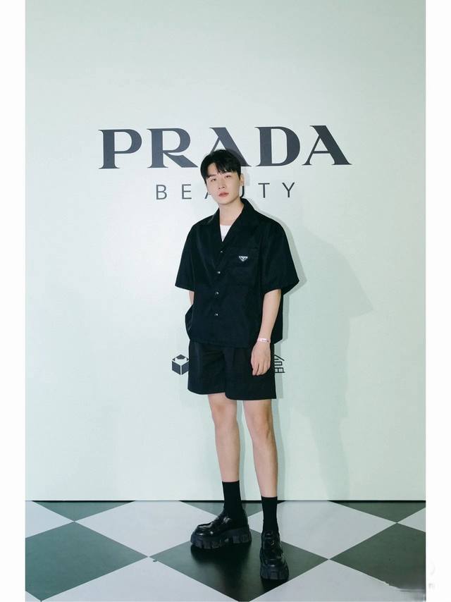 顶级复刻] Prada普拉达23S新款工装短袖衬衫 普拉达今年的大爆款 各大明星时尚博主上身 简单的设计 却能随意穿出超一流的时尚感 纯原复刻 辅料完美搭配，面
