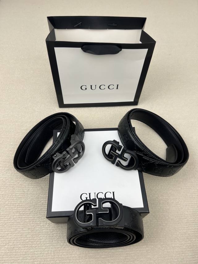 Gucci男士最新款腰带皮带！高端品质！ 货号：A023 A024 A025 扣头： 黑色 银色 金色 包装：打孔器，手提袋，发票，专柜同等包装 尺寸：115