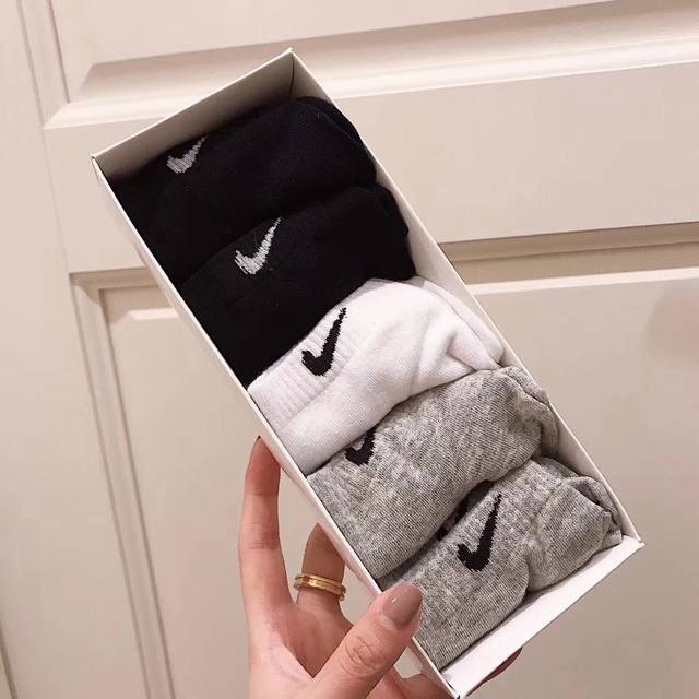 Nike专柜经典礼盒装低帮袜，男女通穿 每盒五双 每盒是统一配色 一盒3颜色 ：2白色1灰色2黑色