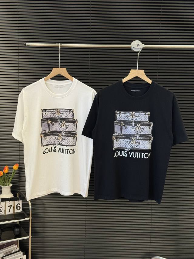 Louis Vuitton 路易威登 24Ss夏季箱包印花情侣短袖t恤 颜色：黑色 白色 尺码：M L Xl 2Xl 3Xl 如今热销的顶级流量款！高品质2 克