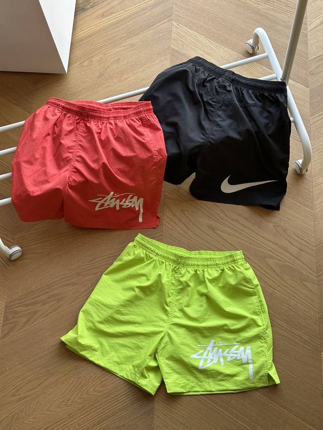 供 Stussy X Nike 联名款 Stussy X Nike 联名系列 Logo 字母中腰运动单层速干短裤 男女同款 红色 黑色 亮绿色 S~Xl 得物在 - 点击图像关闭
