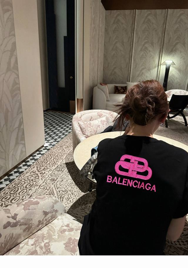 Balenciaga巴黎世家blcg限定荧光粉刺绣logo纯黑短袖t 上身满满的少女心超级超级温柔 绝了这款 太好看了单穿叠穿都很加分！！ 纯正的芭比粉刺绣 甜