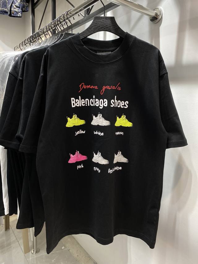 巴黎世家 Balenciaga爆款尺码鞋满印短袖 正儿八经260克纯棉双砂面料 所有面料均已提前做过缩水 品质第一 所见即所得 不会洗一次版型就有所变化的 区分