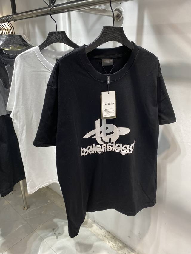 Balenciga巴黎世家2024新款.幻影双logo经典图案印花短袖t恤. 砖柜同步.第一时间正品研制，欢印对比面料采用巴黎zp定织定染全棉双纱紧密棉.采用2