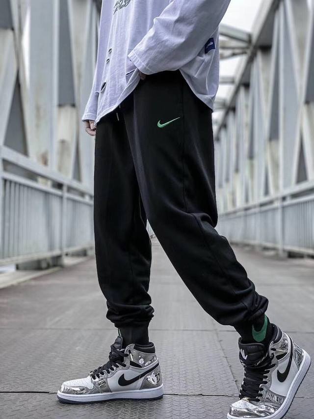 上新！！！ Nike耐克 小标刺绣螺纹拼色束口裤特价 不退不换 材质：纯棉毛圈 颜色：黑色 白色 灰色 尺码：M L Xl Xxl 黑色m5 Xxl1 灰色m3 - 点击图像关闭