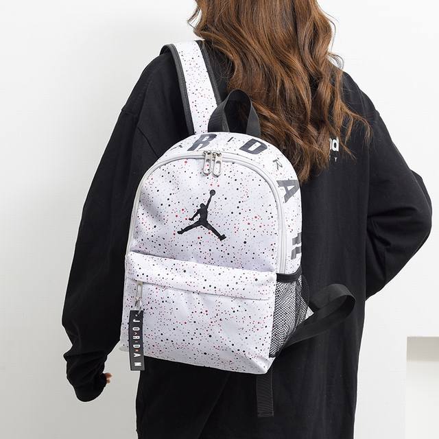 Air Jordan乔丹飞人 男女同款幼儿园小学生书包户外便携随身小背包可爱百搭质感双肩包 尺寸:33×24×14