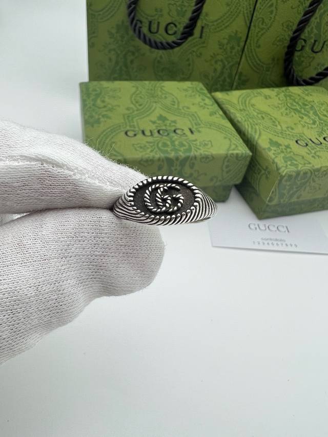Gucci古驰椭圆双g戒指 泰银版本 别具一格的质感和色泽，使首饰粗犷而古朴。经过特殊处理,可以保持长久不变色,表面硬度也大大增强。,因为其工艺来源于泰国,光芒