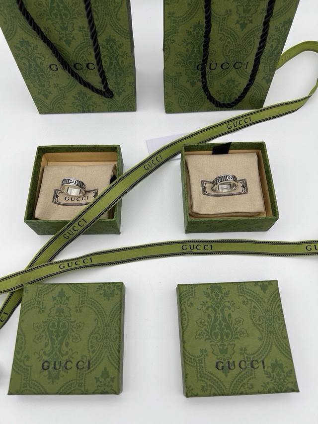Gucci古驰双g复古戒指 顶级泰银工艺 别具一格的质感和色泽，使首饰粗犷而古朴。经过特殊处理,可以保持长久不变色,表面硬度也大大增强。,因为其工艺来源于泰国,