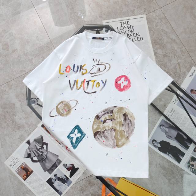上新 纯原臻品 顶级复刻 Louis Vuitton 路易威登泼墨油漆星球印花圆领短袖t恤 款号：66626 颜色: 黑色 白色 购入原版开模打造，全套定制辅料
