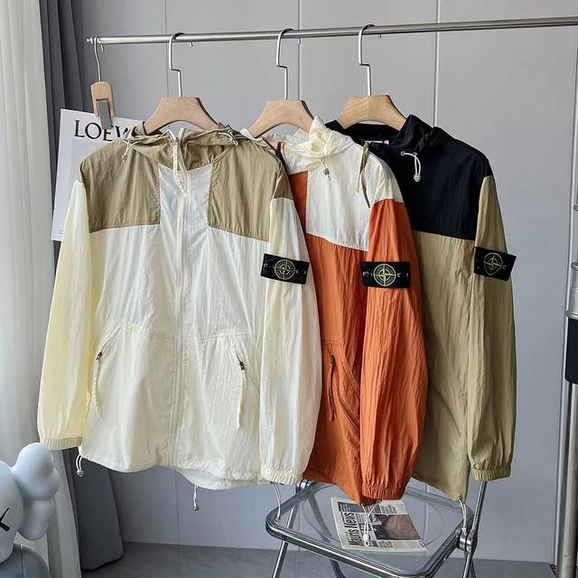 上新上新 Stone Island 石头岛24Ss新款袖标徽章logo轻薄防晒服，三色可选，经典连帽皮肤衣，舒适透气 防紫外线百搭不拘束，夏日炎炎人手必备防晒服