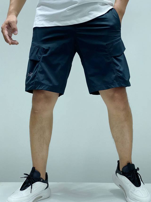 上新：上新！！！ 始祖鸟 Arcterxy*Rampart Shorts系列男款速干夏季短裤！ 多口袋设计！ 款号:20230052321 男士工装短裤和前面上