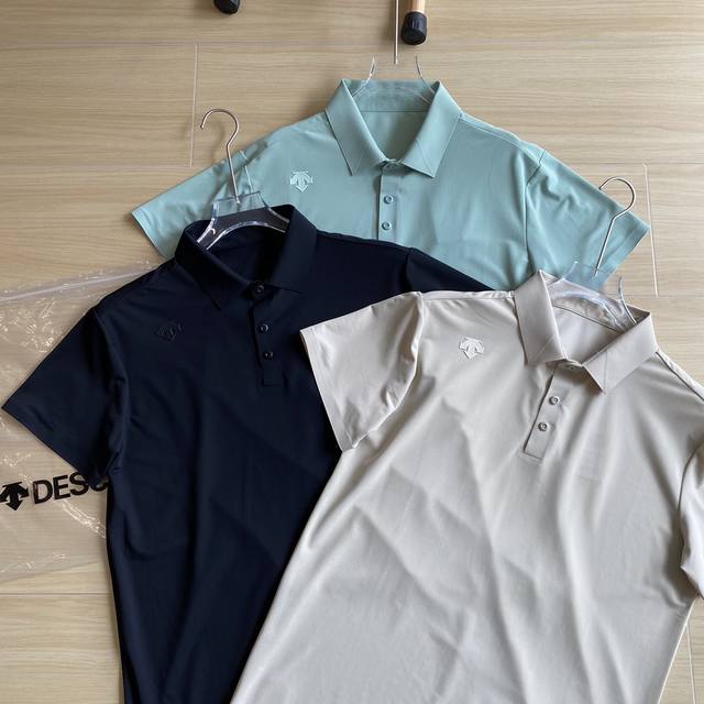 专柜同款polo Descente 迪桑特dualis系列都市通勤休闲短袖polo衫夏季新款 今天给大家带来一款极具品质的夏季新款polo衫，那就是descen