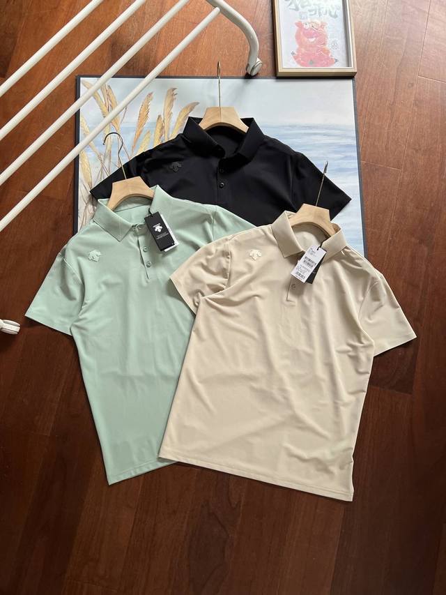 青岛代购订单货！ 看品质说话！ 今天给大家带来一款极具品质的2024夏季新款polo衫，那就是descente迪桑特dualis系列都市通勤男士短袖polo衫。