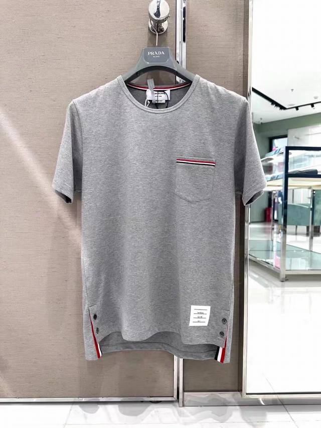 供 贸易正品 Thom Browne 汤姆布朗口袋款t桖，款号bln1259，官网同步开售，24Ss夏季新品，客供官方定制面料，220克60支双股长绒棉95%， - 点击图像关闭