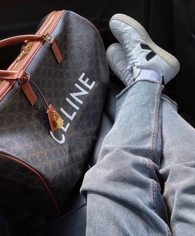 高端货 新款 “Celine”塞林旅行袋keepall 50旅行袋 配肩带 这款手袋采用有史以来尤其受欢迎的经典设计，适用于事业繁忙而又注重品味男士。 宽敞的容